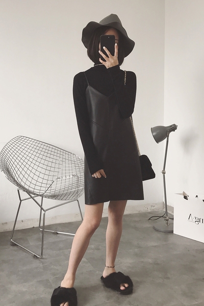 Ευρεία δέρμα κυρίες φόρεμα σε ένα κομψό μαύρο χρώμα, το μήκος του γόνατος