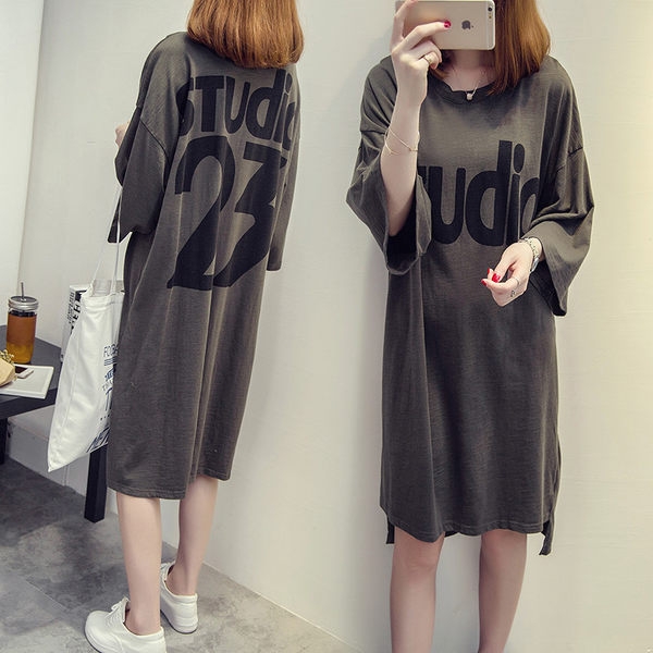 Κυρίες δωρεάν φόρεμα σε πράσινο και λευκό με γράμματα στο στήθος και μανίκια 3/4