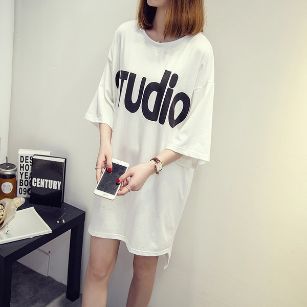 Κυρίες δωρεάν φόρεμα σε πράσινο και λευκό με γράμματα στο στήθος και μανίκια 3/4