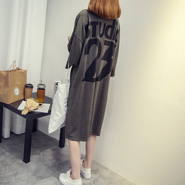 Κυρίες δωρεάν φόρεμα σε πράσινο και λευκό με γράμματα στο στήθος και μανίκια 3/4