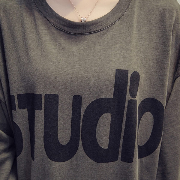 Κυρίες δωρεάν φόρεμα σε πράσινο και λευκό με γράμματα στο στήθος και μανίκια 3/4