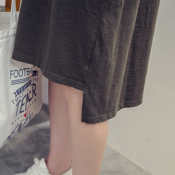 Κυρίες δωρεάν φόρεμα σε πράσινο και λευκό με γράμματα στο στήθος και μανίκια 3/4