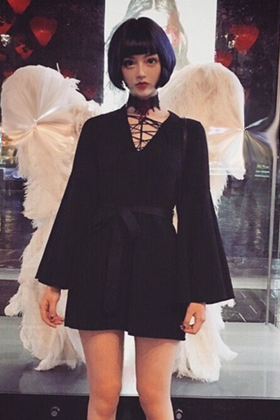 Κυρίες μαύρο jumpsuit σε μαύρο χρώμα με V-λαιμό και μακριά μανίκια