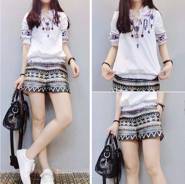 Οι γυναίκες που από δύο μέρη - μια μπλούζα σε λευκό και χρωματιστό σορτς