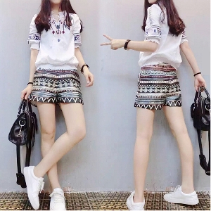 Дамски комплект от 2 части - блуза в бял цвят и цветни къси панталони 