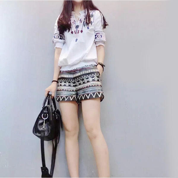 Οι γυναίκες που από δύο μέρη - μια μπλούζα σε λευκό και χρωματιστό σορτς