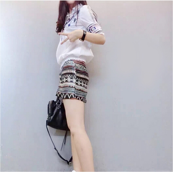 Οι γυναίκες που από δύο μέρη - μια μπλούζα σε λευκό και χρωματιστό σορτς