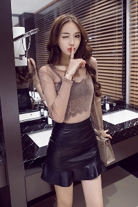 Дамски комплект от 2 части - прозразчна блуза и кожена черна пола тип Слим