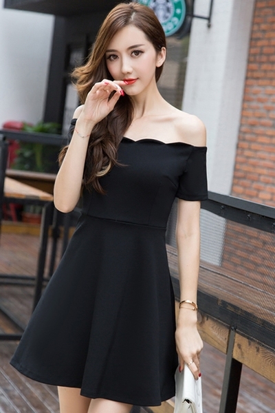 Κυρίες κομψό μαύρο φόρεμα με γυμνά ώμους και ελαφρώς φούντωσε από τη μέση και κάτω