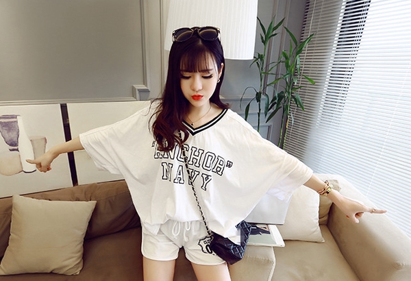 Οι γυναίκες ευρύ σύνολο από δύο μέρη - μπλούζα και σορτς σε μαύρο και άσπρο