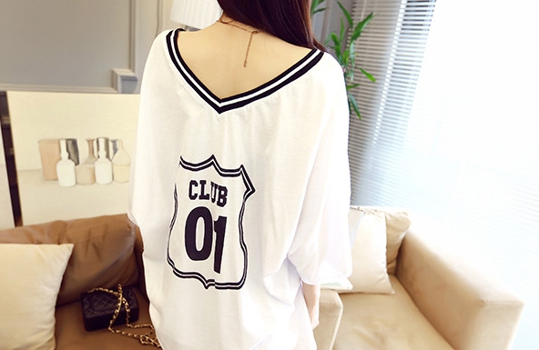 Οι γυναίκες ευρύ σύνολο από δύο μέρη - μπλούζα και σορτς σε μαύρο και άσπρο