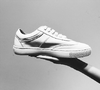 Λευκά αθλητικά γυναικεία πάνινα παπούτσια από τεχνητό δέρμα