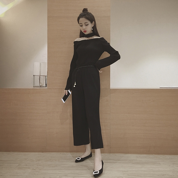 Οι γυναίκες που από δύο μέρη - ένα γυμνό μπλούζα ώμο και ευρύ παντελόνι σε μπεζ και μαύρο