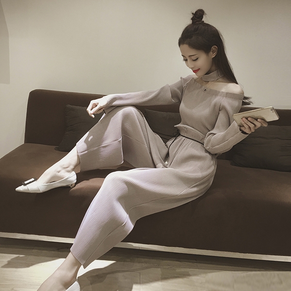 Οι γυναίκες που από δύο μέρη - ένα γυμνό μπλούζα ώμο και ευρύ παντελόνι σε μπεζ και μαύρο