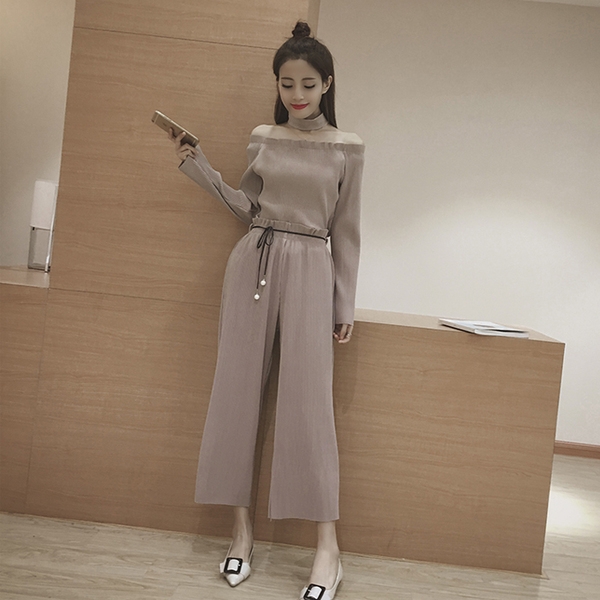 Οι γυναίκες που από δύο μέρη - ένα γυμνό μπλούζα ώμο και ευρύ παντελόνι σε μπεζ και μαύρο