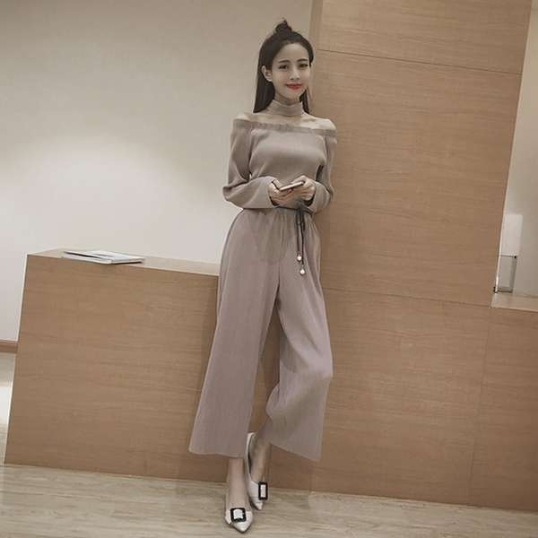 Οι γυναίκες που από δύο μέρη - ένα γυμνό μπλούζα ώμο και ευρύ παντελόνι σε μπεζ και μαύρο