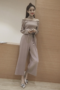 Дамски комплект от две части - блуза с голо рамо и широк панталон, в бежов и черен цвят 