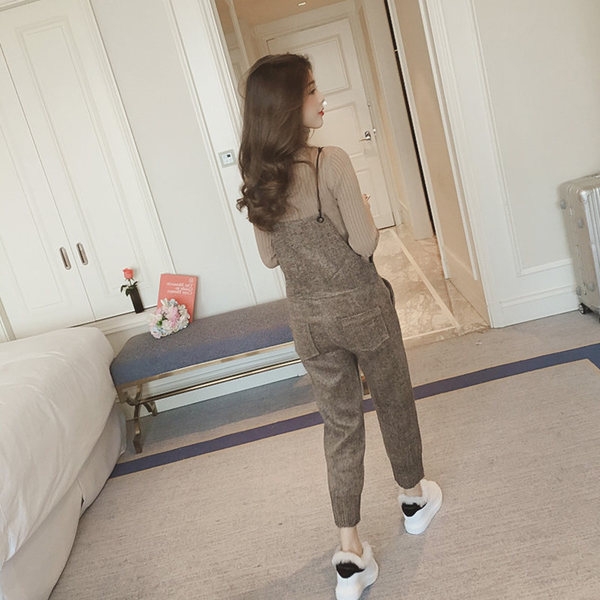 Κομψό κυρίες jumpsuit με μπεζ παντελόνι 7/8