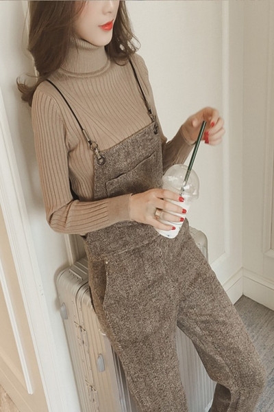 Κομψό κυρίες jumpsuit με μπεζ παντελόνι 7/8