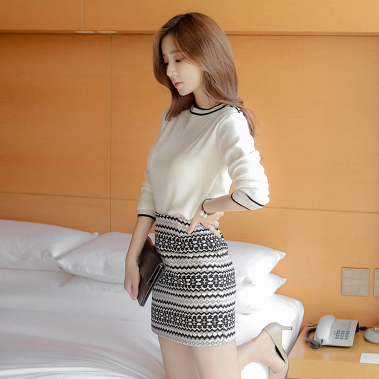 Οι γυναίκες που από δύο μέρη - σε λευκή μπλούζα και φούστα σε πολύχρωμο χρώμα με υψηλή μέση