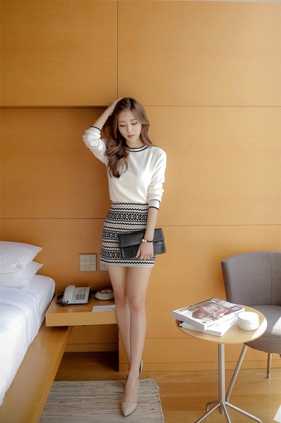 Οι γυναίκες που από δύο μέρη - σε λευκή μπλούζα και φούστα σε πολύχρωμο χρώμα με υψηλή μέση