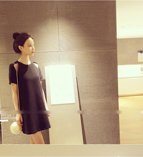 Κυρίες κομψό φόρεμα σε μαύρο χρώμα - Ευρεία μοντέλο με κοντά μανίκια