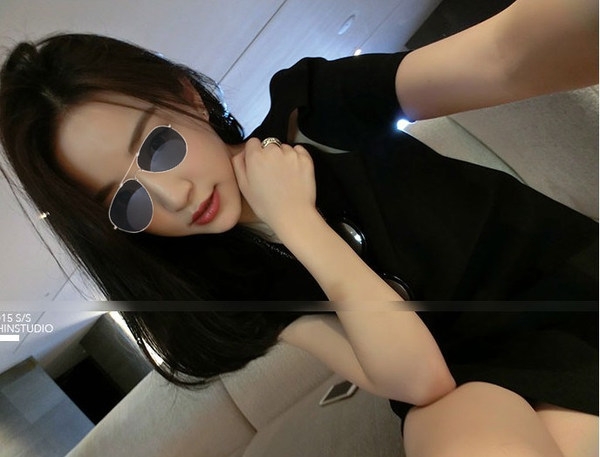 Κυρίες κομψό φόρεμα σε μαύρο χρώμα - Ευρεία μοντέλο με κοντά μανίκια