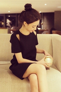 Дамска стилна рокля в черен цвят - широк модел с къс ръкав