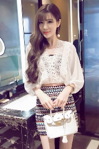 Дамски стилен комплект от широка блуза в бял цвят и V-образно деколте и шарена пола тип Слим с висока талия