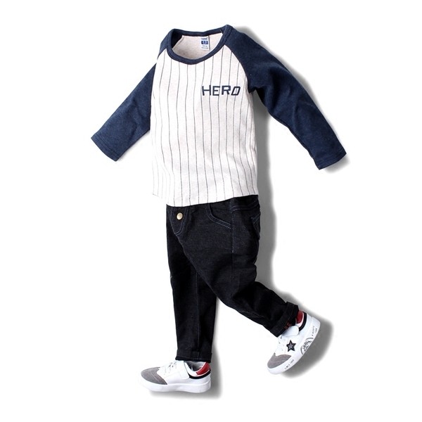 Παιδική μπλούζα για αγόρια με πολύχρωμα μανίκια σε σκούρο μπλε, κίτρινο και καφέ με  επιγραφή `Ήρωας`