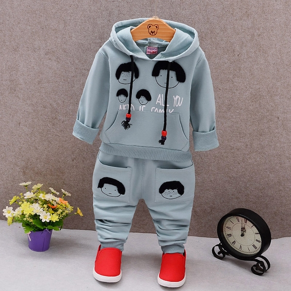 Διαφορετικά μοντέλα φόρμες και σύνολα για αγόρια και κορίτσια