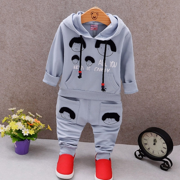 Διαφορετικά μοντέλα φόρμες και σύνολα για αγόρια και κορίτσια