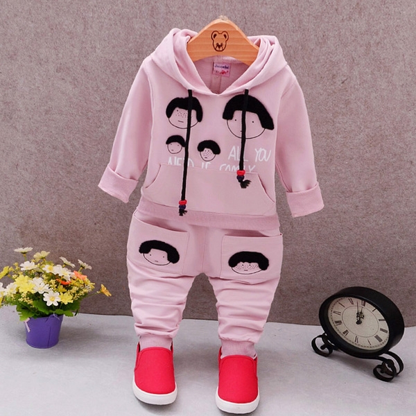 Διαφορετικά μοντέλα φόρμες και σύνολα για αγόρια και κορίτσια