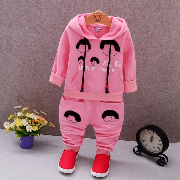 Διαφορετικά μοντέλα φόρμες και σύνολα για αγόρια και κορίτσια