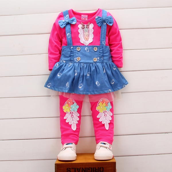 Διαφορετικά μοντέλα φόρμες και σύνολα για αγόρια και κορίτσια