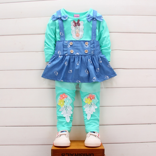 Διαφορετικά μοντέλα φόρμες και σύνολα για αγόρια και κορίτσια