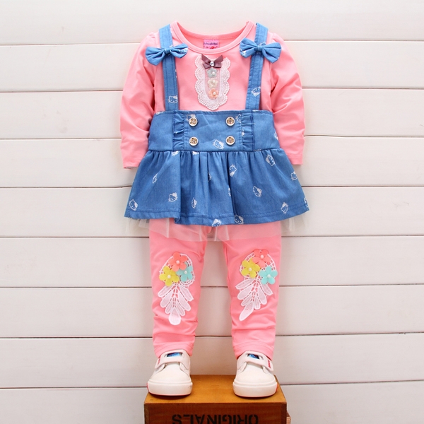 Διαφορετικά μοντέλα φόρμες και σύνολα για αγόρια και κορίτσια