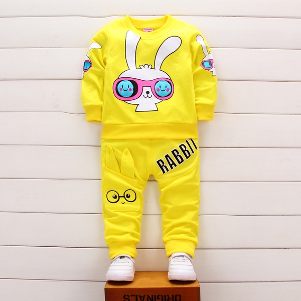 Διαφορετικά μοντέλα φόρμες και σύνολα για αγόρια και κορίτσια