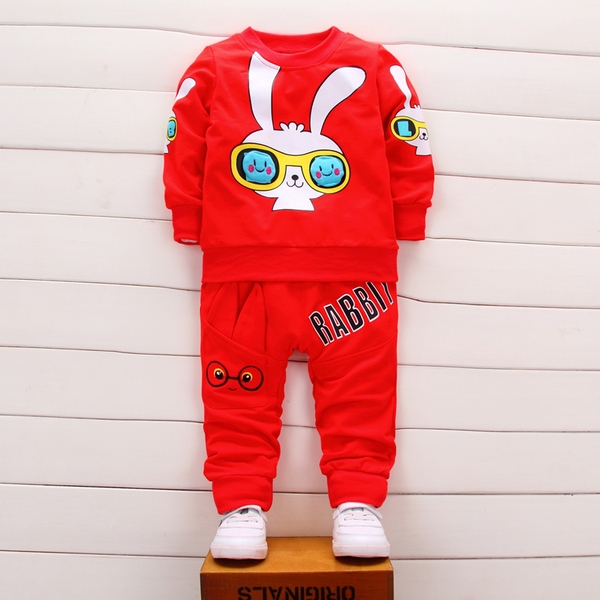 Διαφορετικά μοντέλα φόρμες και σύνολα για αγόρια και κορίτσια