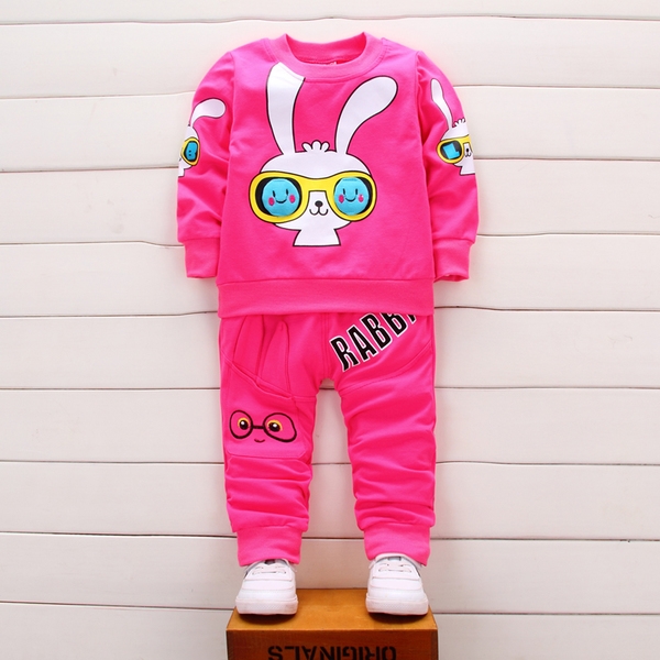 Διαφορετικά μοντέλα φόρμες και σύνολα για αγόρια και κορίτσια