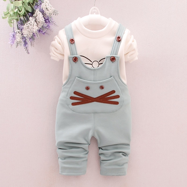 Διαφορετικά μοντέλα φόρμες και σύνολα για αγόρια και κορίτσια