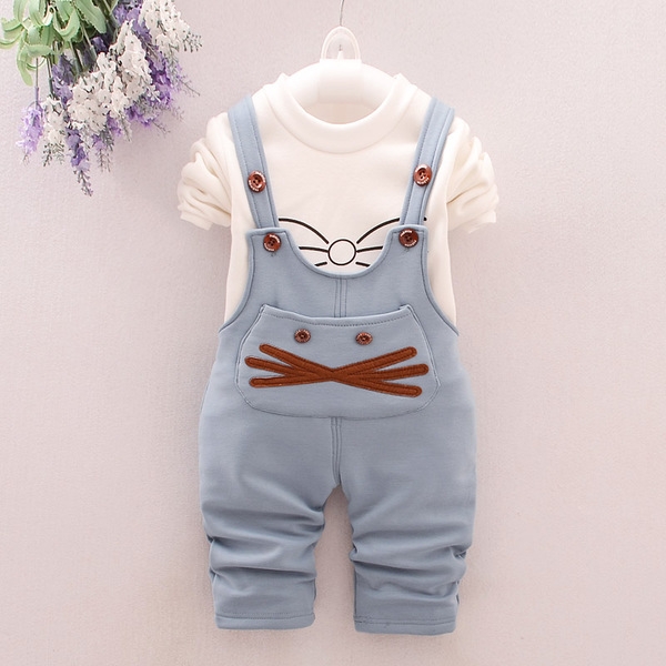 Διαφορετικά μοντέλα φόρμες και σύνολα για αγόρια και κορίτσια