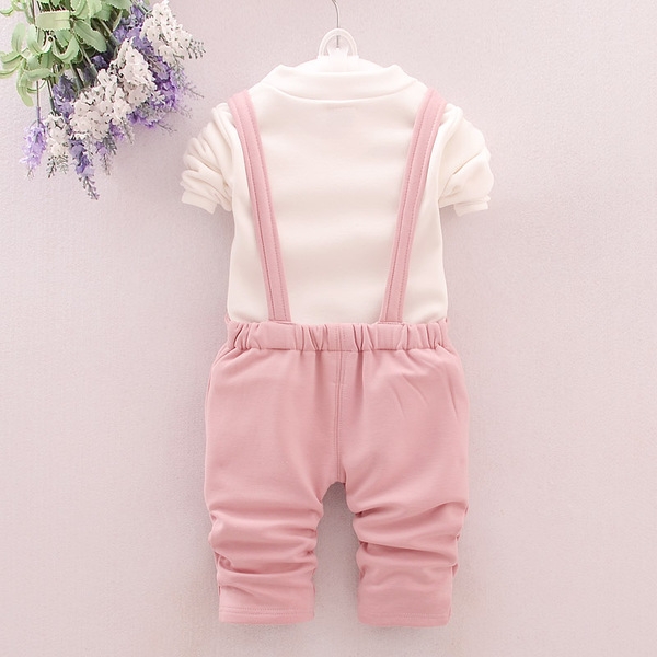 Διαφορετικά μοντέλα φόρμες και σύνολα για αγόρια και κορίτσια