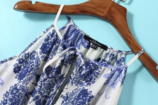 Οι γυναίκες χιτώνα καύση παραλία σε λευκό και μπλε