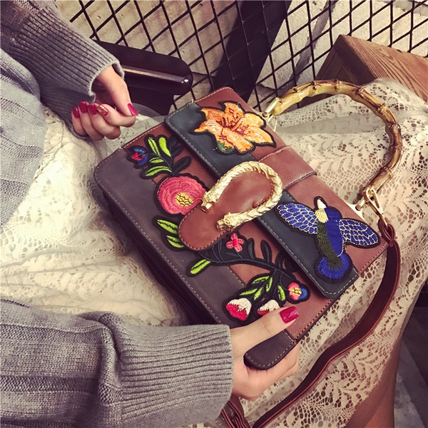 Τσάντα λουλούδι στον κήπο διαφορετικό μοντέλο