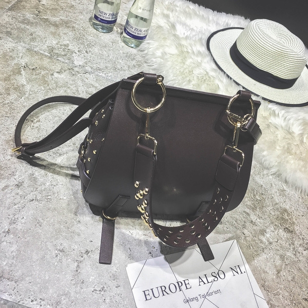 Дамска ежедневна чанта с капси и дълга дръжка