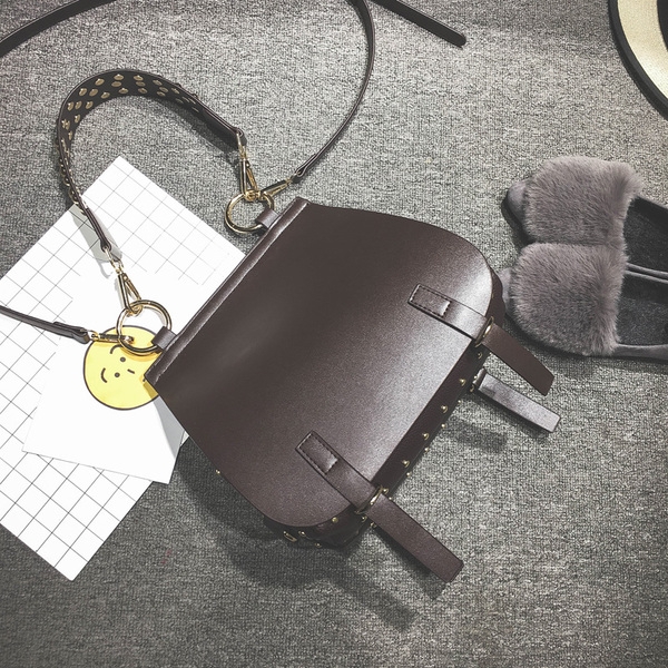 Дамска ежедневна чанта с капси и дълга дръжка