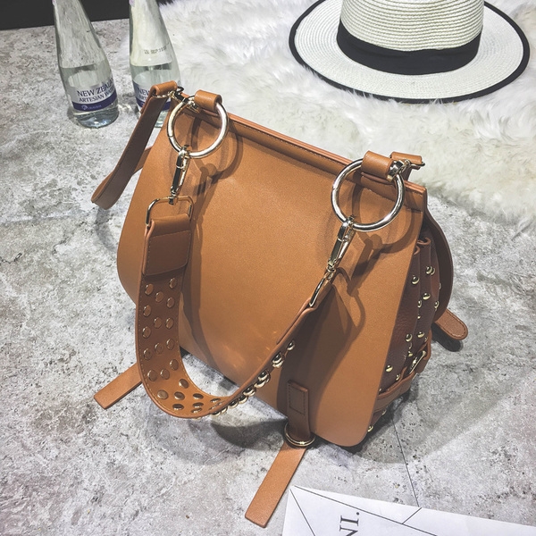 Дамска ежедневна чанта с капси и дълга дръжка