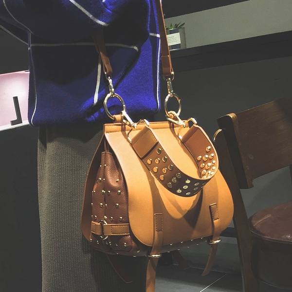 Дамска ежедневна чанта с капси и дълга дръжка