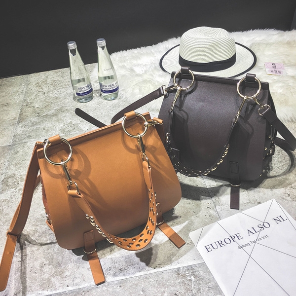 Дамска ежедневна чанта с капси и дълга дръжка